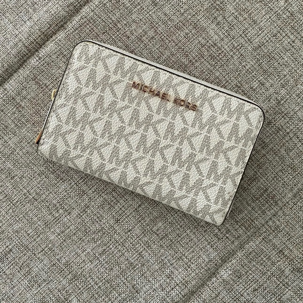 Michael Kors Retail Monogram Zip Wallet Vanillah Gold Card Case